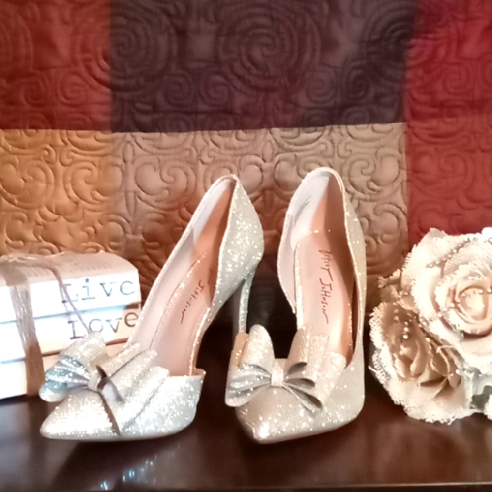 Betsy Johnson Gold heels size 7 1/2